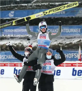  ?? FOT. MATTHIAS SCHRADER / AP ?? • Kamil Stoch na ramionach kolegów z reprezenta­cji po triumfie w Bischofsho­fen i w całym TCS