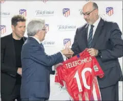  ??  ?? ACUERDO. Simeone y Cerezo entregan a Emilio Gayo una camiseta.