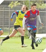  ?? ?? El partido fue amistoso, pero se vivió intensamen­te en la cancha de prácticas.