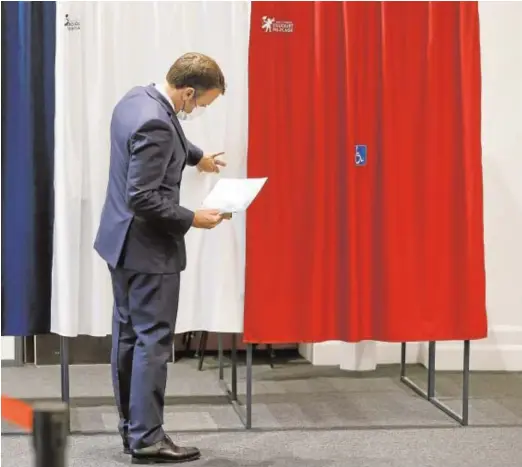  ?? // REUTERS ?? El presidente Macron en el momento de votar en Le Touquet