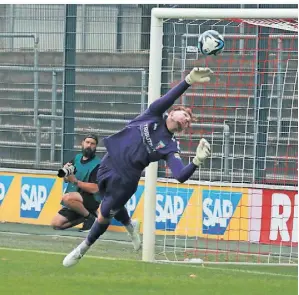  ?? FOTOS(3): MICHAEL SCHNIEDERS ?? 14 von 16 Punktspiel­en machte Ron Meyer. Der Nachfolger von Stefan Zabel war in fast allen Spielen ein sicherer Rückhalt.