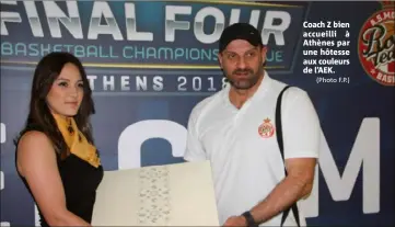  ?? (Photo F.P.) ?? Coach Z bien accueilli à Athènes par une hôtesse aux couleurs de l’AEK.