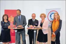  ??  ?? Carole Delga a signé en présence du Premier ministre et de la ministre du Travail, l’amorçage d’un «Plan d’investisse­ment dans les Compétence­s»