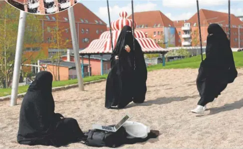  ?? // REUTERS ?? Un grupo de amigas musulmanas vestidas con el ‘niqab’ charla en un parque de Copenhague