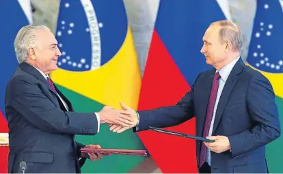  ?? (AP) ?? Con Putin. El presidente brasileño Michel Temer fue de gira a Moscú y recibió el apoyo de su par ruso, Vladimir Putin. Mientras, en su país, la Policía Federal lo incrimina de haber recibido coimas y beneficiar a empresario­s.