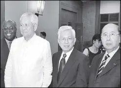  ??  ?? Also at the launch, Severino with former US Ambassador to the Philippine­s Harry Thomas, former DFA secretary Albert del Rosario and the columnist.