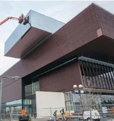  ?? LIAM RICHARDS/FILES ?? Crews were hard at work working on glazing at the Remai Modern art gallery in January of this year.