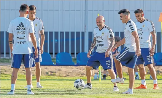  ?? A. greco / e. especial ?? Risas, alivio y distensión: Sampaoli ayer se prendió en un loco con Dybala (de espalda), Meza, Acuña y Salvio