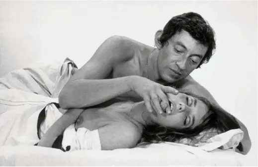  ??  ?? Serge Gainsbourg et Jane Birkin dans « Slogan », de Pierre Grimblat, en 1968. C’est sur ce tournage qu’ils se sont rencontrés.