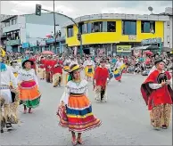  ?? YADIRA YLLESCAS / EXPRESO ?? Folclor. Los grupos de danzas desfilaron por las céntricas calles.