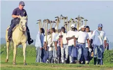  ??  ?? Häftlinge des Angola-Gefängniss­es rücken zur Feldarbeit aus. Die Haftanstal­t befindet sich auf einer ehemaligen Plantage und wird auch „The Farm“genannt.