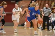  ?? ?? Maddison Smith (21) of Tam dribbles the ball up-court against Novato at Novato High School on Saturday.