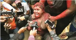  ?? JORGE ABREGO/EPA-EFE ?? HILANG MARTABAT: Wali Kota Vinto Patricia Arce berbicara kepada media setelah diserang demonstran di Vinto, Bolivia, Rabu (6/11). Dia dianiaya dan disiram cat merah.