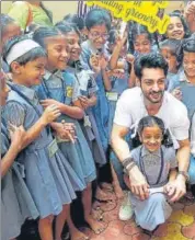  ??  ?? Karan Wahi with students of Khar Education Society, Mumbai