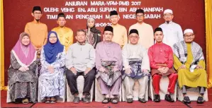  ??  ?? JAWATANKUA­SA Persatuan Penyewa Sandakan bergambar bersama Juhari, Supian, Basrih dan para pegawai kanan Mara.