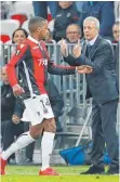  ?? FOTO: IMAGO ?? Erfolglose Anweisunge­n: Lucien Favre instruiert Stürmer Alassane Plea.