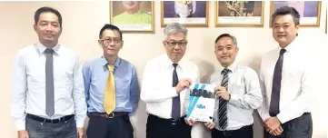  ??  ?? Yap (second right) presenting the SEA handbook to Vun during the courtesy call. Also seen are Chu (right), Fong (second left) and Johnson.