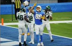  ?? THE ASSOCIATED PRESS ?? Los Angeles Chargers tight end Hunter Henry (86) celebrates his touchdown catch against the New York Jets during the first half of an NFL football game Sunday, Nov. 22, 2020, in Inglewood, Calif.