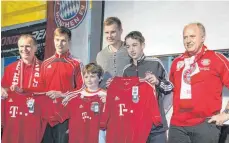  ?? ARCHIVFOTO: CHRISTIAN FLEMMING ?? Bayern-Profi Holger Badstuber zu Besuch in Isny: Konrad Schüle (rechts) strahlt, Wolfgang Richard (ganz links) auch.