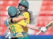  ?? AFP ?? ■
South Africa's Laura Wolvaardt (right) made a half-century.