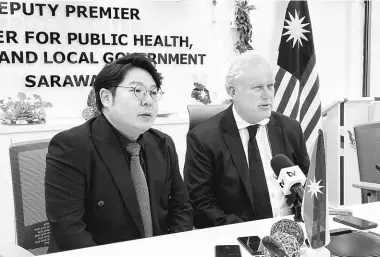  ?? ?? SARAWAK BERUNTUNG: Lord Marland (kanan) bercakap semasa sidang media selepas mengadakan kunjungan hormat ke atas Dr Sim di Wisma Bapa Malaysia, semalam. Turut kelihatan, Ong.