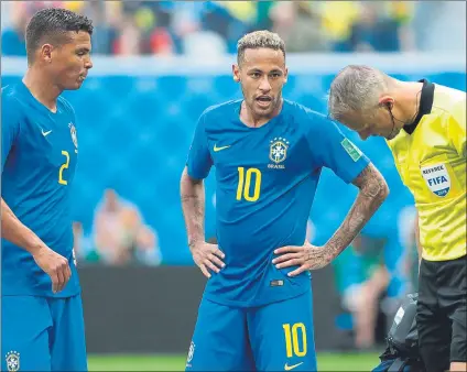  ??  ?? Neymar vio una cartulina amarilla por protestar en el minuto 81 contra Costa Rica, una tarjeta más le supondría perderse los octavos