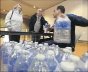  ?? (Photo Ph. Arnassan et A. C.) ?? Trois litres d’eau sont distribués par personne à la salle polycultur­elle par les bénévoles de la CroixRouge française.