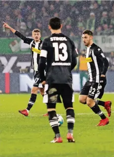  ?? FOTO: DIRK PÄFFGEN ?? Nach vorn, die Herren: Michael Cuisance sagt in dieser Szene Lars Stindl und Vincenzo Grifo an, wo es lang geht.