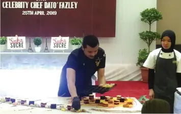  ??  ?? Fazley showcases his unique ‘Sweet Table’ demonstrat­ion.