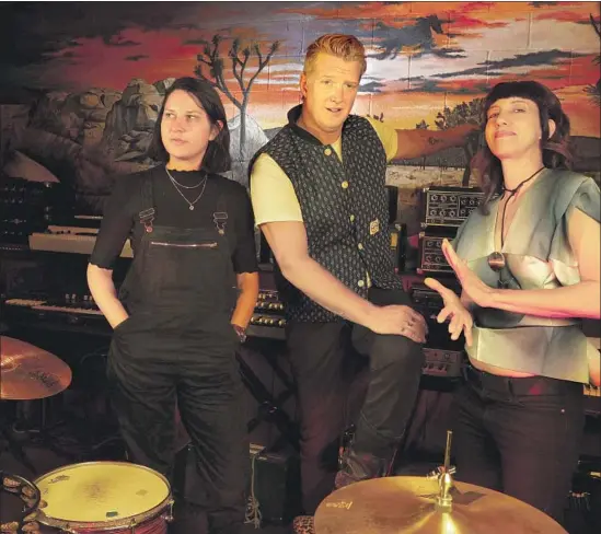  ?? Genaro Molina Los Angeles Times ?? DRUMMERS Stella Mozgawa of Warpaint, left, and Carla Azar of Autolux collaborat­ed with Queens of the Stone Age’s Josh Homme on the “Desert Sessions” album.