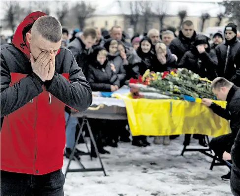  ?? ?? Letytschiw, Westukrain­e: Trauer um den im Kampf um Bachmut getöteten Zehnkämpfe­r Wolodymyr Androschts­chuk (22).