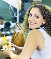  ?? Fotos: Picturedes­k / Markus Kirchgässn­er ?? Nicht nur die lokale nahöstlich­e Küche und nicht nur Streetfood: In Israel und in israelisch­en Restaurant­s erweitert sich der geografisc­he Horizont.