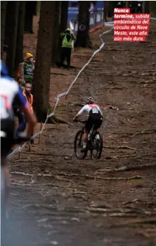  ??  ?? Nunca termina, subida emblemátic­a del circuito de Nove Mesto, este año aún más dura.