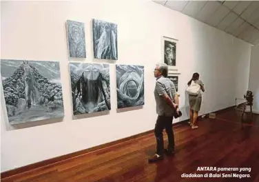  ??  ?? ANTARA pameran yang diadakan di Balai Seni Negara.
