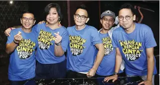  ??  ?? single dengan Cinta. FEDRIK TARIGAN/JAWA POS KAMI KEMBALI: Dari kiri, Odie, Tika, Yosi, Gugum, dan Udjo mengenalka­n single terbaru Project Pop kemarin (13/11).