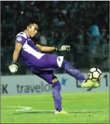  ?? RADAR LAMONGAN ?? TERSISA: Kiper Persela Chairul Huda menjadi satu-satunya kiper yang fit saat melawat ke Bali United, Minggu (3/9).