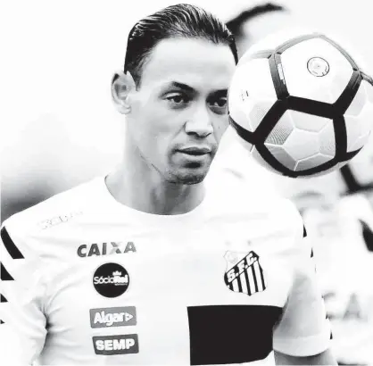  ?? 4.out.17 - SantosFC/Divulgação ?? Ricardo Oliveira marcou dois gols nos últimos três jogos do Santos, no Brasileirã­o, e é uma das principais esperanças de gol da equipe da Vila Belmiro no jogo contra o Sport, na Ilha do Retiro, pelo torneio nacional