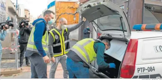  ?? JOSÉ MANUEL PEDROSA / EFE ?? Agentes de la Policía Judicial y Científica tras salir ayer de la vivienda en Linares donde detuvieron al autor confeso del crimen.