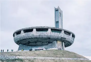  ?? NANNA HEITMANN/THE NEW YORK TIMES ?? Visitors at the Memorial House of the Bulgarian Communist Party in Buzludzha.