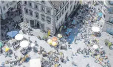  ?? ARCHIVFOTO: BENJAMIN WAGENER ?? Dass so mancher Verkäufer nicht zum Zug kam, weil die Standplätz­e ausgelost wurden, sorgte beim diesjährig­en Mai-Flohmarkt in Ravensburg für Unmut.