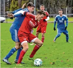  ?? Foto: Horst Hörger ?? Aufheims Kapitän Nicolas Eigner am Ball gegen Obenhausen­s Ulrich Klar. Aufheim wehrte sich spät, aber letztlich erfolgreic­h.