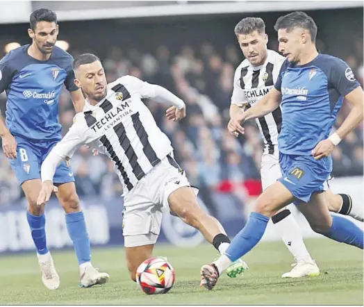  ?? CD CASTELLÓN ?? Unai Naveira desplaza el balón ante dos rivales y su compañero Alfonso.