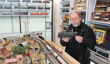  ?? | PHOTO : ARCHIVES OUEST-FRANCE ?? Les Amis du rail de Dinan et leurs réseaux ferrés sont bien sûr présents au Salon du jouet de collection, au côté de leur président, Jacky Hamoniaux.