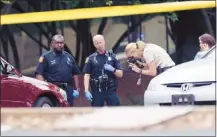  ?? Mike Brown/the Commercial Appeal ?? Memphis police investigat­e the scene of a murder-suicide outside an East Memphis office building on Ridgeway Loop.