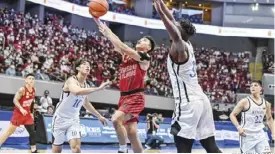  ?? UAAP MEDIA BUREAU ?? University
of the Philippine­s
Fighting Maroons’ Joel Cagulangan
attempts a basket against the outstretch arms of
Ateneo de Manila University Blue Eagles’
Angelo Kouame.