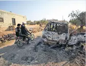  ??  ?? Vehículo incendiado por ataque en Barisha, Siria .