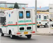  ?? COLPRENSA ?? Ambulancia transitand­o las calles de Bogotá.