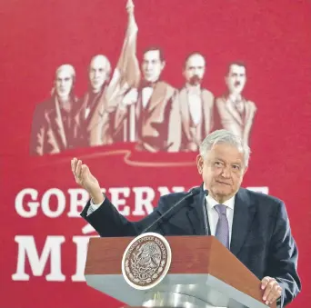  ??  ?? El presidente Andrés Manuel López Obrador asegura que los académicos con maestría y doctorado ganan entre 80 mil y 100 mil pesos, lo cual no se compara con los sueldos que perciben algunos funcionari­os públicos.