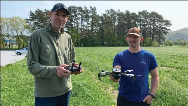  ?? FOTO: OLAV HOEL ?? Tor Arne Spilde (t.v) og Tore Furuholt er primus motorer for dette drone-prosjektet gjennom Farsund og Lyngdal Jeger og Fiskeforen­ing.