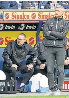  ?? FOTO: SCHLICHTER ?? Physiother­apeut Frank Sänger (links) sitzt im Hintergrun­d, vorne steht FCSTrainer Rüdiger Ziehl. Seit 1. Januar ist Sänger wieder beim FCS.